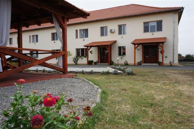 Vila Zoppas Inn Sinnicolau Mare Exterior photo